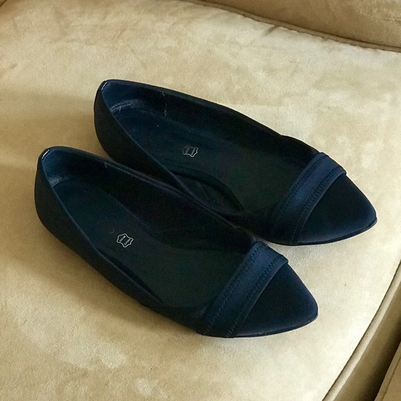 ⬇️ PRICE DROP! ALDO Black Pointy Neoprene Flats - Picture 2 of 7